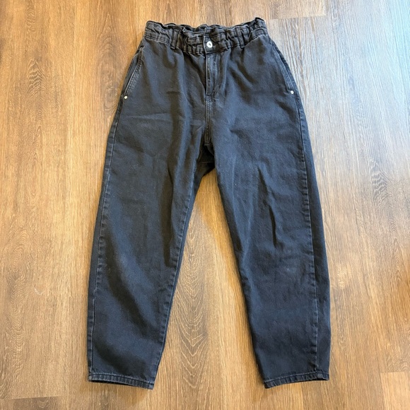 Zara High Waisted Paperbag Waist Black Jeans Size 6 EUC Denim Tapered Leg Edgy - Picture 3 of 8